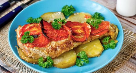 Пангасіус, запечений з картоплею та помідором (у пергаменті)