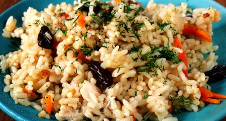 Дієтичний плов з куркою та ізюмом