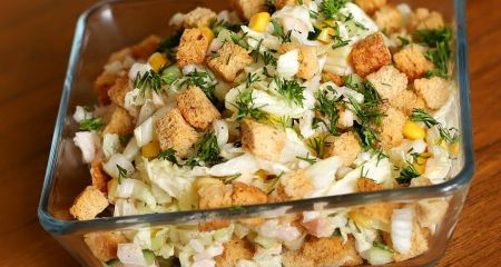 Салат з пекінської капусти з куркою і сухариками